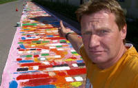 Der Künstler Herbert Wallner mit seinem von Guinness bestätigten Weltrekord „Das längste Bild der Welt – 200m“ - wallner